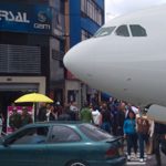 Aparecen celulares de pasajeros del avión perdido en Malasia en la calle 13 de Bogotá