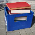 Venderán libros por petaco tras polémico comercial de cerveza