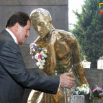 Angelino Garzón visita tumba de Leo Kopp en su búsqueda de empleo