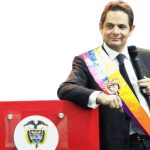 Sorprenden a Germán Vargas jugando con la banda presidencial