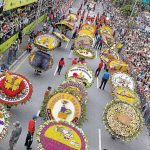 Polémica por silleta homenaje a jean sin bolsillo en Feria de las Flores