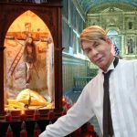 Cristo al que le crece el pelo avala beneficios de los shampoos sin sal