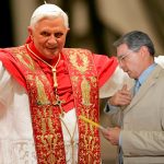 Uribe anuncia obediencia a Benedicto XVI, «que no se ha entregado al castrochavismo»