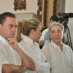 Uribe se retira de misa para no dar el saludo de la paz
