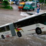 Buses de Transmetro llevarán motor fuera de borda para arroyos