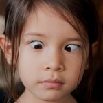 Niña se queda bizca por cruzar los ojos