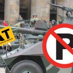 A los patios cuatro tanques de guerra por estacionar mal antes del desfile militar