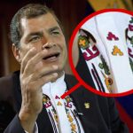 Descubren mensajes subliminales en camisas de Rafael Correa.