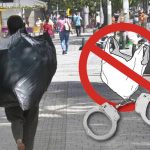 Detienen a indigente por vender bolsas plásticas
