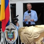Aprovechan salida de Assange al balcón para cambiarle las sábanas