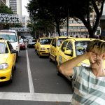 Taxista comete infracción y se lincha a sí mismo