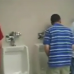 Proyecto de ley sanciona mirones en orinales masculinos