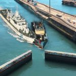 Barco colombiano se mete en doble fila y obstruye nuevo canal de Panamá