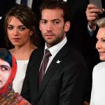 Durante Nobel, Tutina conoce a Malala Yousafzai y le dice: «ahora no monita, al regreso».