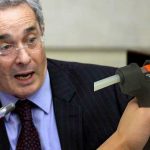 «¿Dónde están las pistolas de silicona de la Far?» pregunta ahora Álvaro Uribe