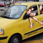 Montar en taxi ‘Pikachu’ colombiano a altas velocidades: nuevo atractivo extremo para jóvenes turistas