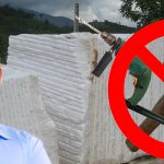 Duque quiere tallar su firma en mármol pero no lo dejan jugar con herramienta.