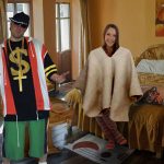 Reggaetonero, en shock al encontrar a su esposa con ropa en la casa
