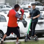 Conductores de Uber arremeten contra patinetas de Rappi