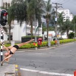 Pole dance en semáforos de Medellín desata polémica