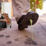 Policía de Bogotá retirará chicles pegados en el suelo