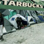 Hasta 500.000 piden por puesto en fila de Starbucks