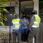 Policías entran siempre a una casa a la hora del almuerzo
