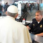 El inconveniente que demoró al Papa durante su paso por inmigración en Washington