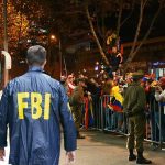 Joven con chaqueta del FBI siembra pánico en la concentración colombiana
