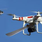 Con drones con machete taxistas interceptan Ubercópteros