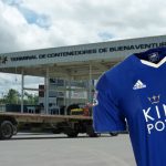Roban container con camisetas piratas del Leicester en Buenaventura