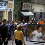 Ópticas hacen su agosto por transmisión de Copa América en baja definición