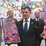 Fingen entrega de premio a Santos en Palacio para que venga a firmar primas navideñas