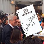 En apertura de deprimido de la 94 Peñalosa firma revocatoria creyendo que le pedían autógrafo.