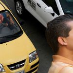 Indignación entre taxistas por nueva iniciativa de Uber que recomienda saludar de beso