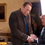Trump sufre lesión tras apretón de mano de Arnold Schwarzenegger