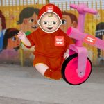 Niño con disfraz de Rappi bloquea con triciclos entrada del colegio
