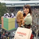 En completo orden se entregaron 15.000 peluches de Miniso en Tokio