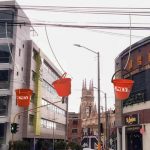 Only innova con red de lazos y baldes para entregas por toda la ciudad