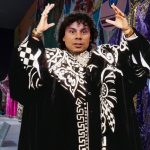 Hassan Nassar gana subasta de trajes de Walter Mercado